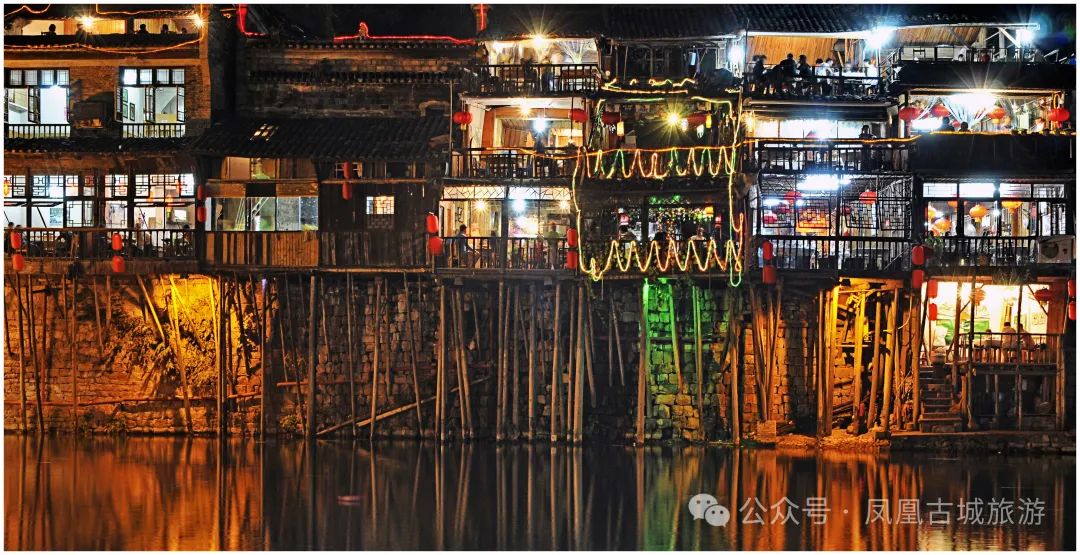 沱江吊脚楼夜景